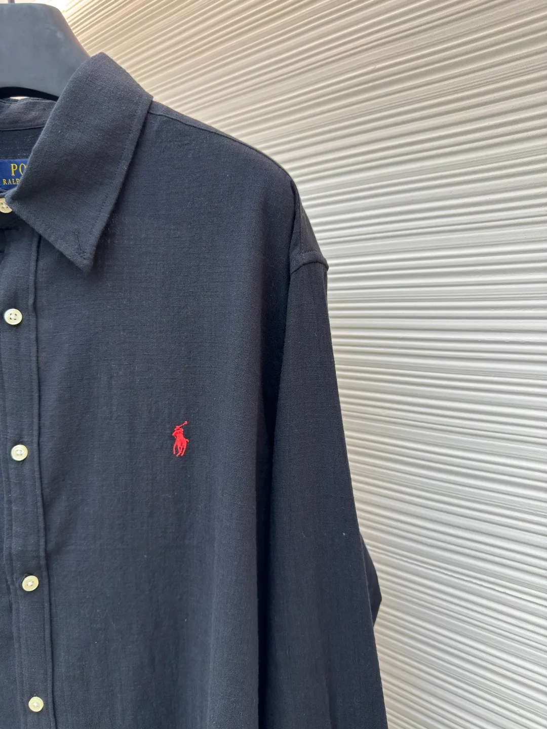 Ralph Lauren embroidered linen shirt ●Original version: Purchased and developed at 1690 ●Item number: 1680730-A75 ●Material: linen fabric ●Technology: embroidery production ●Version: fitted version ●Weight: about 250 grams ●Size: S-M-L-XL ●Description: Selected high-quality linen material with natural texture and breathability, firm and smooth, comfortable and skin-friendly, elegantly presented with a deep ink color The exquisite red pony mark is embellished, like a smart flame in the dark night. The clever design of the outer I-shaped pleated split back shoulder adds a sense of agility and detachment, and contains the soul of fashion in a minimalist shape. Adopt imported machine embroidery technology, use advanced computer control system and precision mechanical components to achieve the iconic pony embroidery operation with high precision and smooth and delicate lines. Adopting side-turning and embedded clamping stitching technology, it is smooth and tidy. The fabrics have been carefully washed and have a better feel and texture. They are not easy to deform, shrink or fade, and maintain long-term beauty. The overall wiring is straight and delicate, the fabric is comfortable and soft, and the color is consistent without color difference. It can be matched with the same style to create a fashionable look and control various occasions. Customized accessories, complete with three standards, same style for men and women!